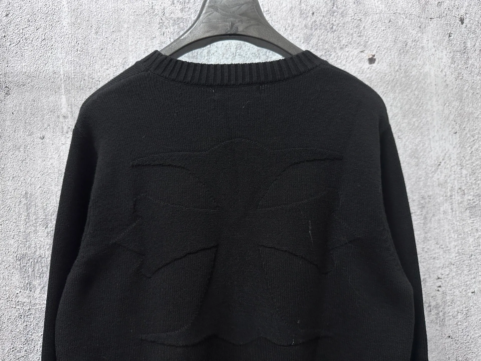 ￼ P250 【Chrome Hearts】Chrome Hearts' new cross-knitted jacquard appliquéd crew neck sweater. Contains 20% wool. The item is made of custom-dyed and custom-spun yarn and purchased from the original version. A full set of customized accessories. Details determine success or failure. A new model for autumn and winter. It is soft and delicate and does not tie the body. The upper body effect is very nice. Loose fit. Same style for men and women. Color: White Black Size: S-L